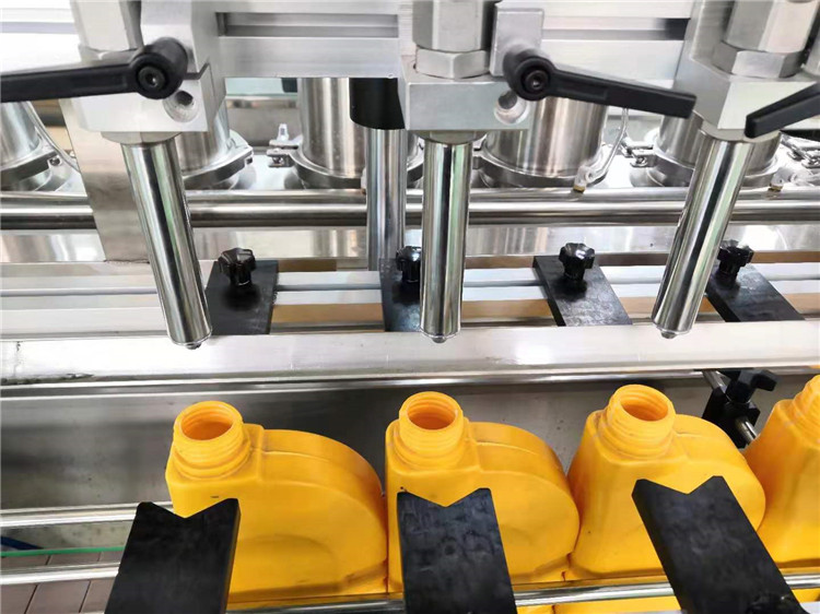 潤滑油灌裝機.jpg 潤滑油灌裝機.jpg